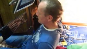 Ноутбук лежа .