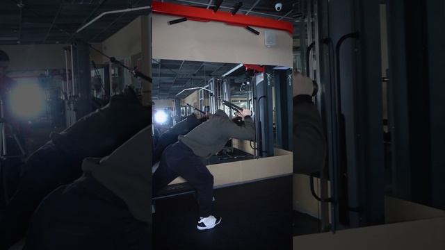 Французский жим в блочном устройстве с верёвочным адаптером смотреть онлайн