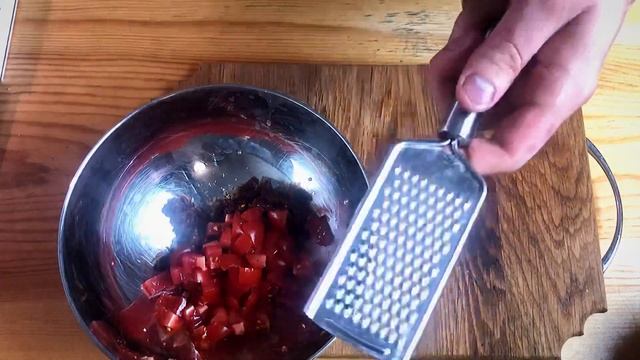 Быстрый рецепт / салат с пастой, вялеными томатами и пармезаном