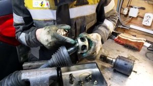 Разборка привода Тойота Тундра 2008 с заменой пыльника и смазки.