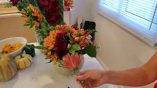 DIY Fall Flower Arrangement // Using FRESH PUMPKIN смотреть онлайн