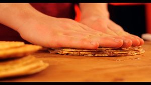 ПОВТОРИЛИ 3 КРУТЫХ  ВКУСНЯШКИ ИЗ СУПЕРМАРКЕТА   KitKat    КОПЧЕНЫЙ  ОКУНЬ    ВЯЛЕНЫЕ КОЛБАСКИ.mp4