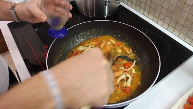 ПАСТА С МОРЕПРОДУКТАМИ И ТОМАТАМИ / PASTA CON GAMBERI, COZZE E CALAMARI