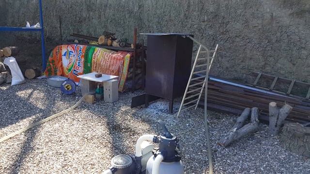 Подогрев бассейна дровами.