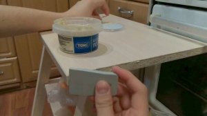 Шпаклюем кромку и отверстие у полки лдсп