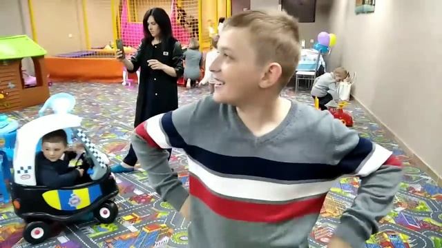 АРТУРУ 2 годика, И СТОЛЬКО МНОГО ПОДАРКОВ. смотреть онлайн