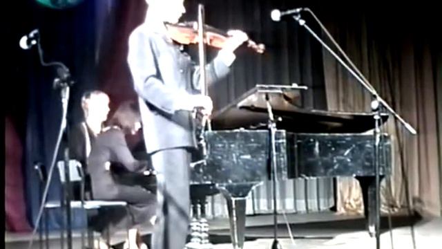 Das Spiel auf der Geige. The young violinist. El violín canta en sus manos.