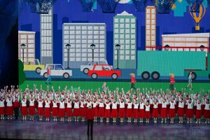 "Вместе весело шагать!", школа "Пионерия". "It's fun to walk together!", the school "Pioneria".