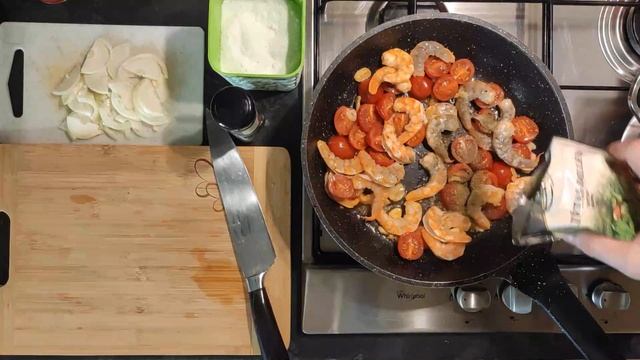 Креветки с нутом и помидорами Черри / Как приготовить креветки / Как приготовить нут с креветками