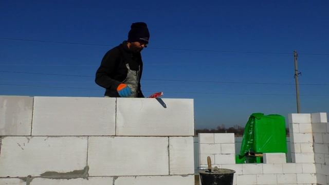 36.Кладка седьмого ряда газоблока, строим сами себе дом смотреть онлайн
