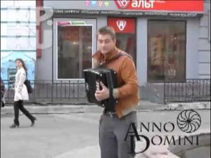 Алексей Воробьев на улицах Казани играет на гармошке