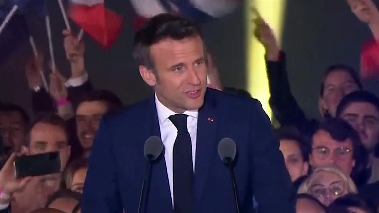 Впервые за 20 лет Франция оставила президента на второй срок