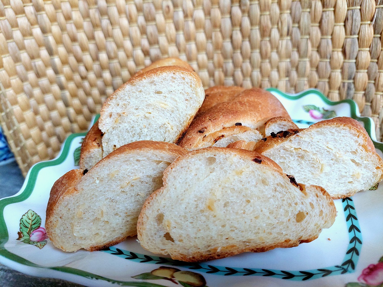 Хлеб луковый на пшённой муке.Яркий, ароматный вкус хлеба.