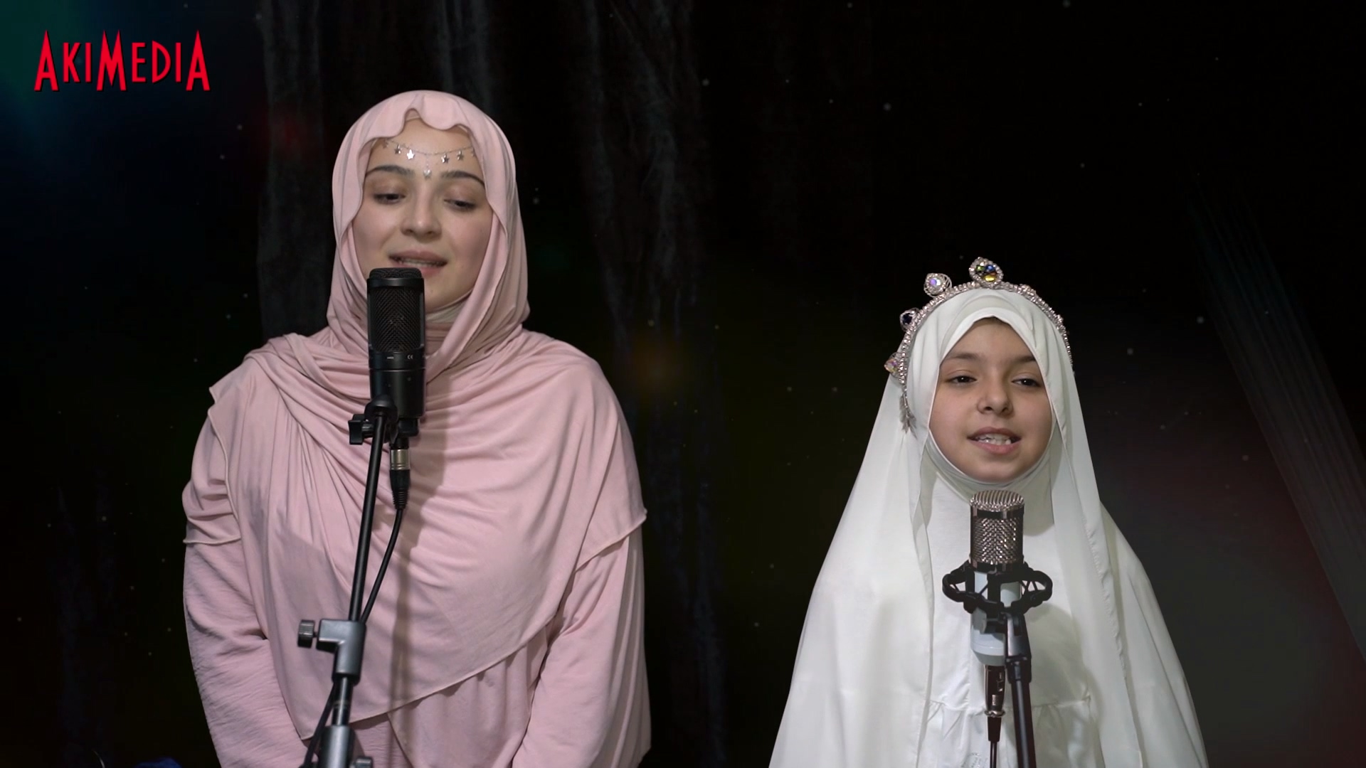 Поет мусульманский