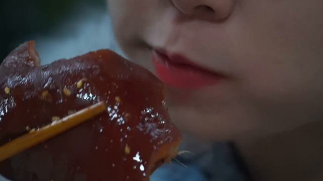 小雨請侄兒吃豬頭肉，又耙又糯，蘸上紅紅的辣椒油，配著蘿蔔乾吃，太爽了【市民朱小雨】 смотреть онлайн