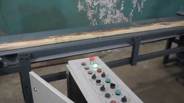 Кромкообрезной станок проходного типа с подвижной пилой смотреть онлайн