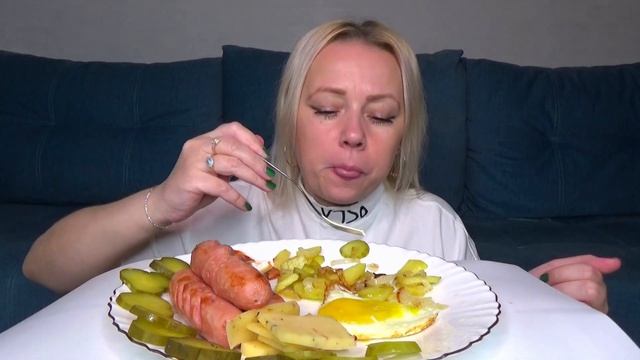 МУКБАНГ ЗАВТРАК КАРТОШКА , СОСИСКИ И ЖАРЕНОЕ ЯЙЦО,ОГУРЦЫ БОЧКОВЫЕ/Mukbang еда на камеру/не АСМР/ смотреть онлайн