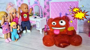 ЖЕЛЕЙНЫЙ МЕДВЕДЬ У НАС В ВАННОЙ? Катя и Макс веселая семейка смешные куклы сериал Даринелка