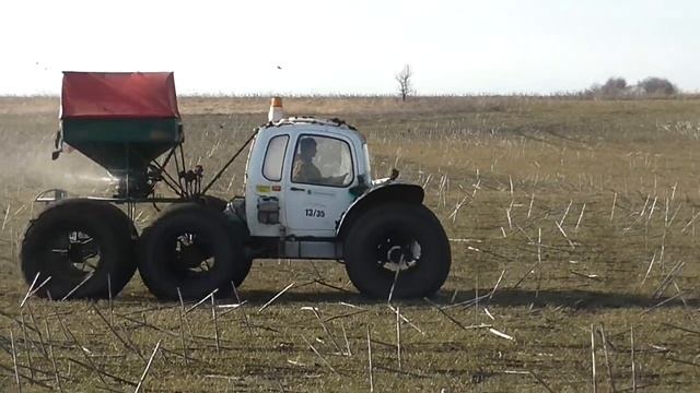 Внесение удобрения на озимой, по стерне подсолнечника, пневмоходом Роса. смотреть онлайн