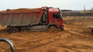 Самосвал Вольво застрял