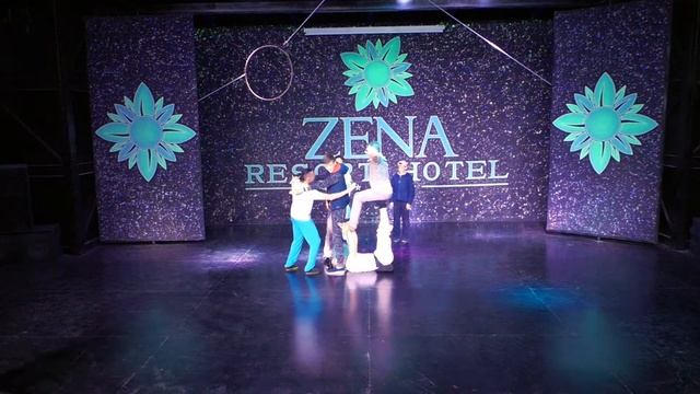 Акробаты среди зрителей  Шоу из Монголии в Zena Resort Hotel