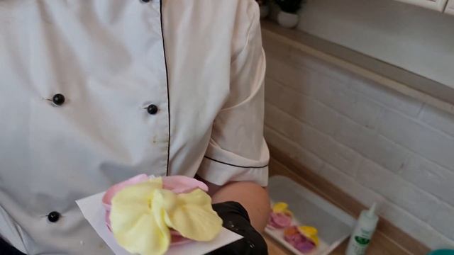 Цветы из зефира Анютины глазки