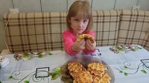 сытные вафли с ветчиной, сыром и помидором)