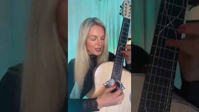 НАСТРОЙКА ГИТАРЫ ПО ФЛАЖОЛЕТ по одной струне Гитара с нуля Надия Косинская #shorts смотреть онлайн