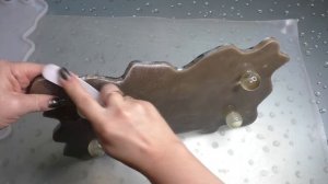 Поднос из эпоксидной смолы, камней, песка и ракушки своими руками.