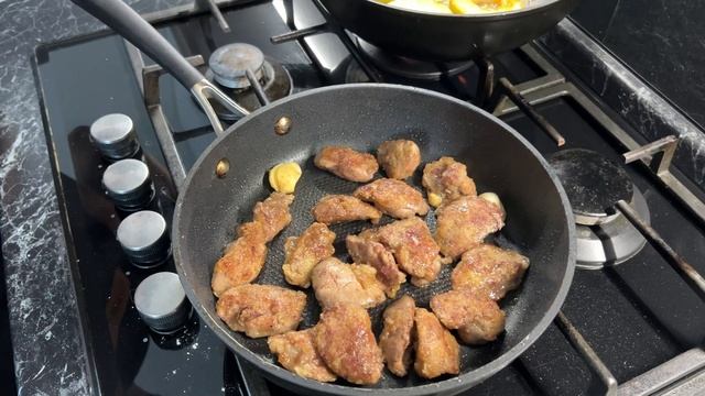 САЛАТ С КУРИНОЙ ПЕЧЕНЬЮ / Слишком вкусно смотреть онлайн