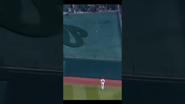 Rafael Devers Hitting a righty Homerun