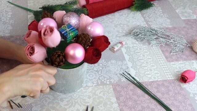 Новогодний букет из конфет в кашпо своими руками. Подарки на новый год.