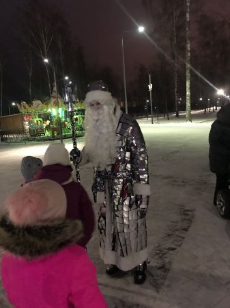 Зеркальный Дед мороз поздравил гостей в Подмосковье