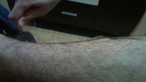 Сорвали скотч с волосатой ноги