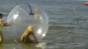 Найденная русалка, вынырнула в шаре из воды