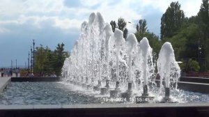 Красивый фонтан на набережной Волгограда