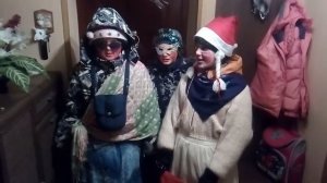 А в деревнях дети на старый новый год ещё не забыли традиции , мороз -15 а они колядуют.