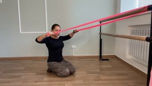 тяга с эспандером к вискам