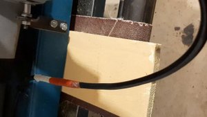 Шлифовальный станок из рейсмуса в работе