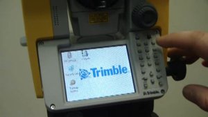 Включение/выключение тахеометра Trimble M3