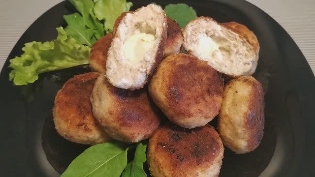 Сочные куриные котлеты с сыром моцарелла на сковороде