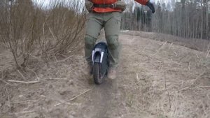 моноколесо с подвеской в лесу | kingsong s18