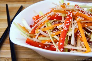 Домашняя еда. Вот такой у меня овощной салатик... Кабачок+Огурец+Морковь...