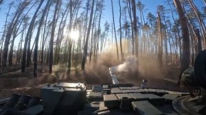 ‼️??Танк штурмового батальона «Урал» разбирает укреп ВСУ в Кременском лесу.