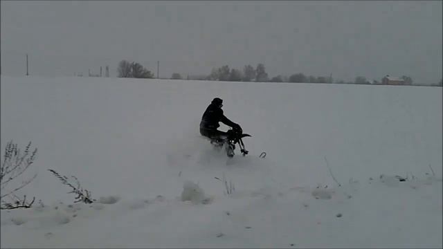 Одна минута на питбайке с гусеницей по снегу