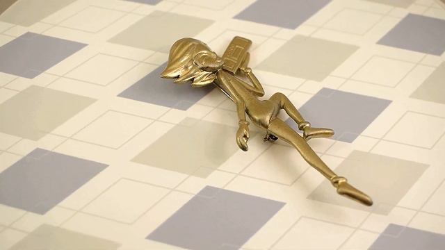 Винтажная брошь "Девушка с магнитофоном" цвет золота (AJC США) смотреть онлайн