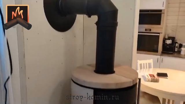 Российская дровяная печь-камин Астов R1.0 в облицовке из песчаника, установленная в деревне Любанов