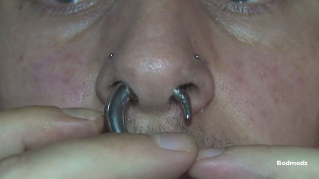 Huge Septum Stretching : 4 to 7mm (6 to 1 gauge) смотреть онлайн