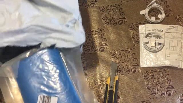 Распаковка проводов зарядки и фильтра для бассейна смотреть онлайн