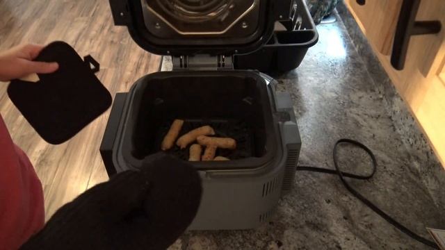 Ninja Speedi Frozen Loaded Potato Sticks In The Air Fryer смотреть онлайн